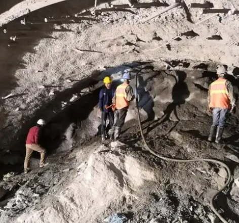 清流拱顶带模注浆料的施工流程及注意事项